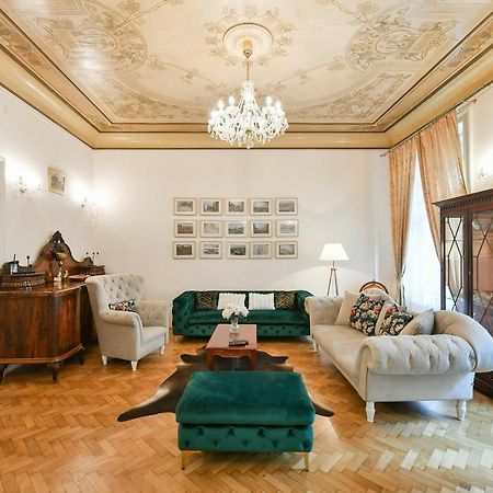 Stunning Charles Bridge Apartment Praga Esterno foto