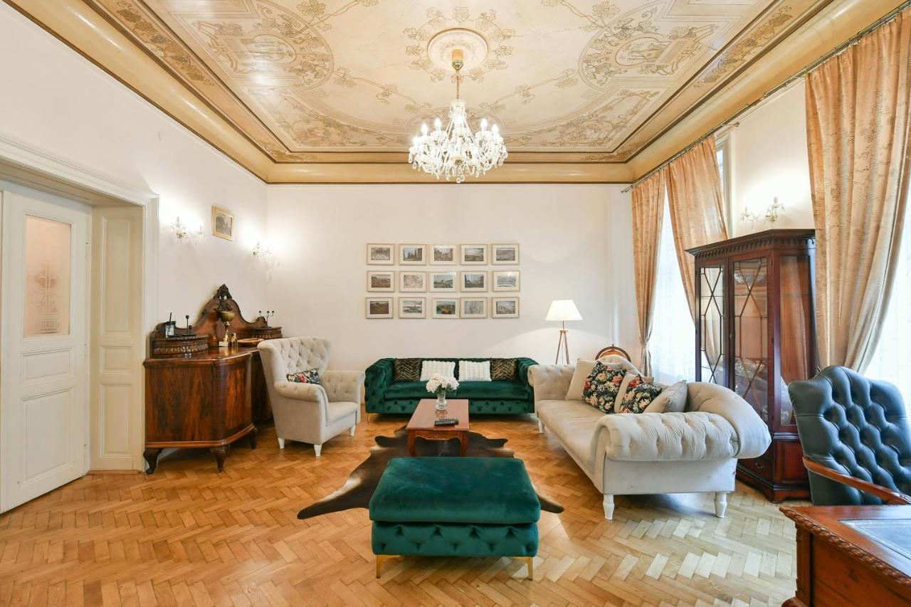 Stunning Charles Bridge Apartment Praga Esterno foto