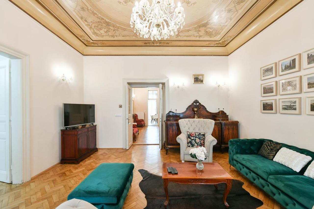 Stunning Charles Bridge Apartment Praga Esterno foto