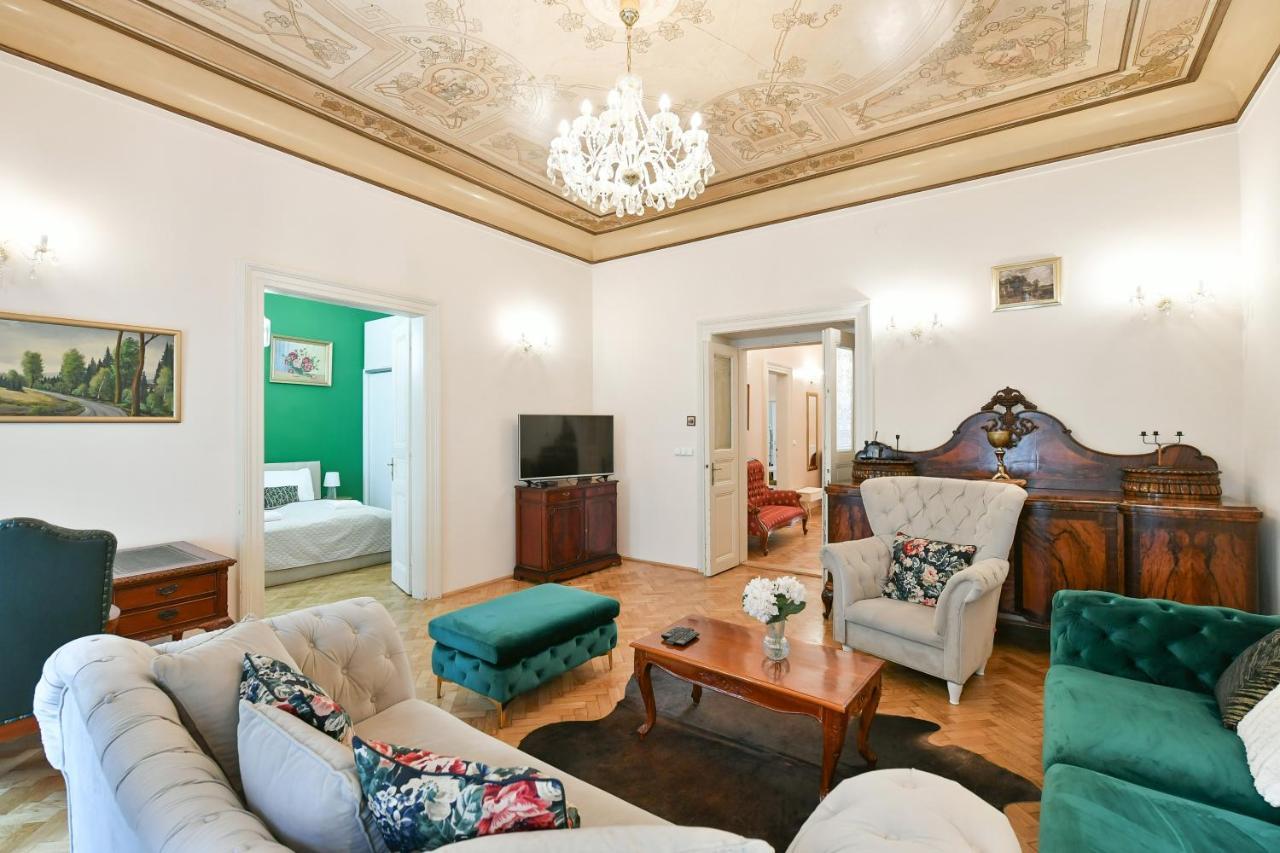 Stunning Charles Bridge Apartment Praga Esterno foto