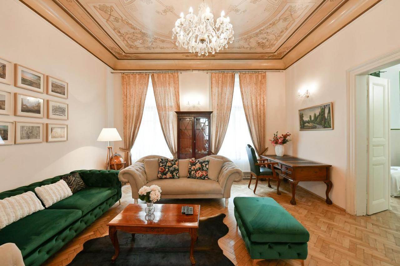 Stunning Charles Bridge Apartment Praga Esterno foto