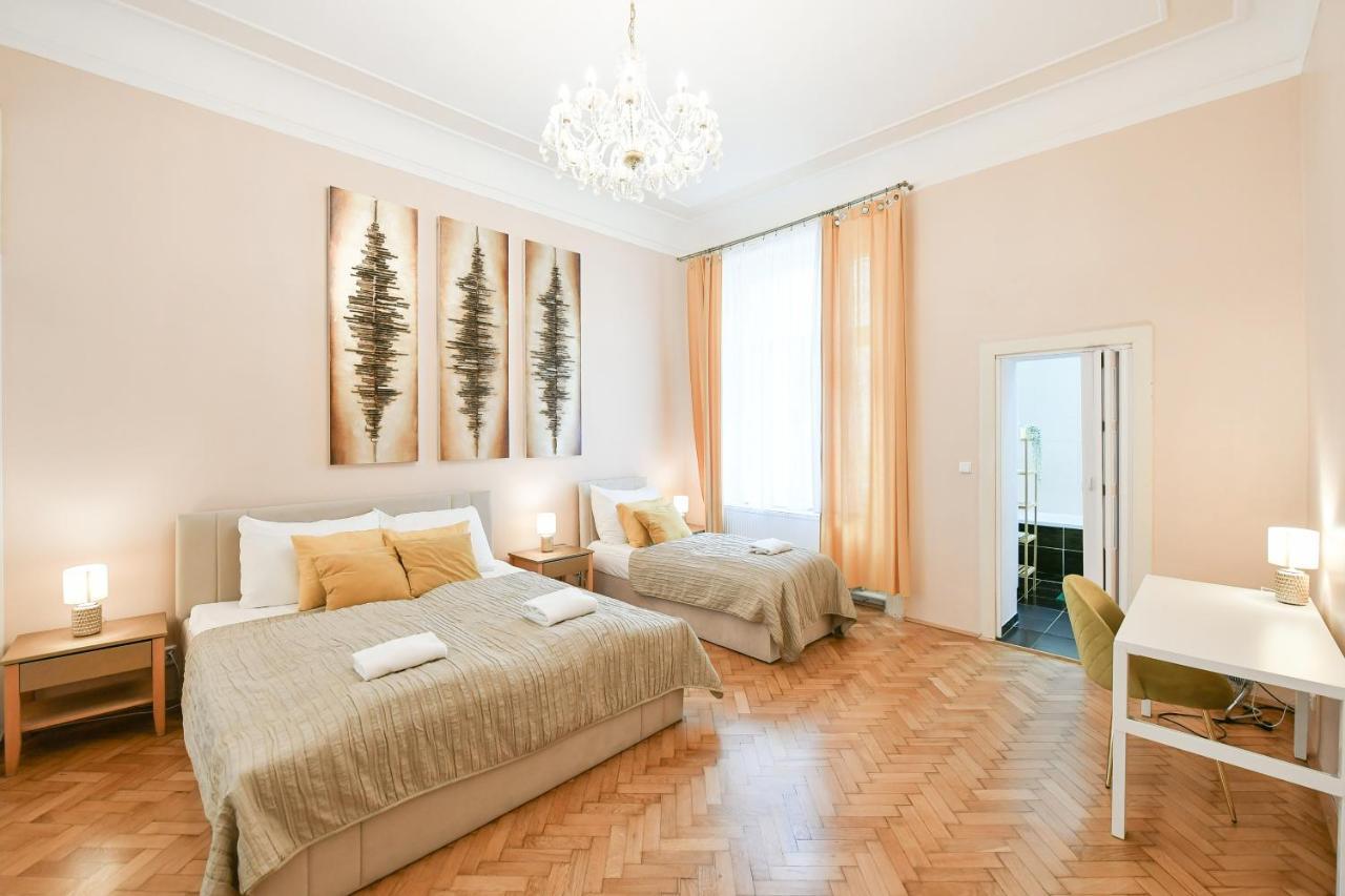 Stunning Charles Bridge Apartment Praga Esterno foto