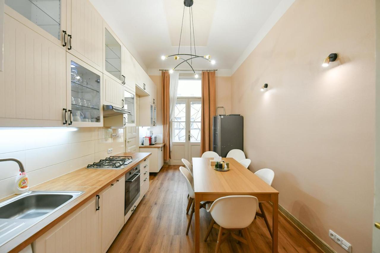 Stunning Charles Bridge Apartment Praga Esterno foto