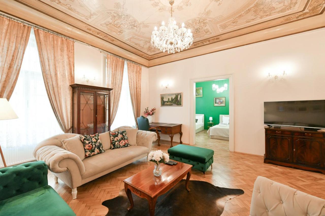 Stunning Charles Bridge Apartment Praga Esterno foto