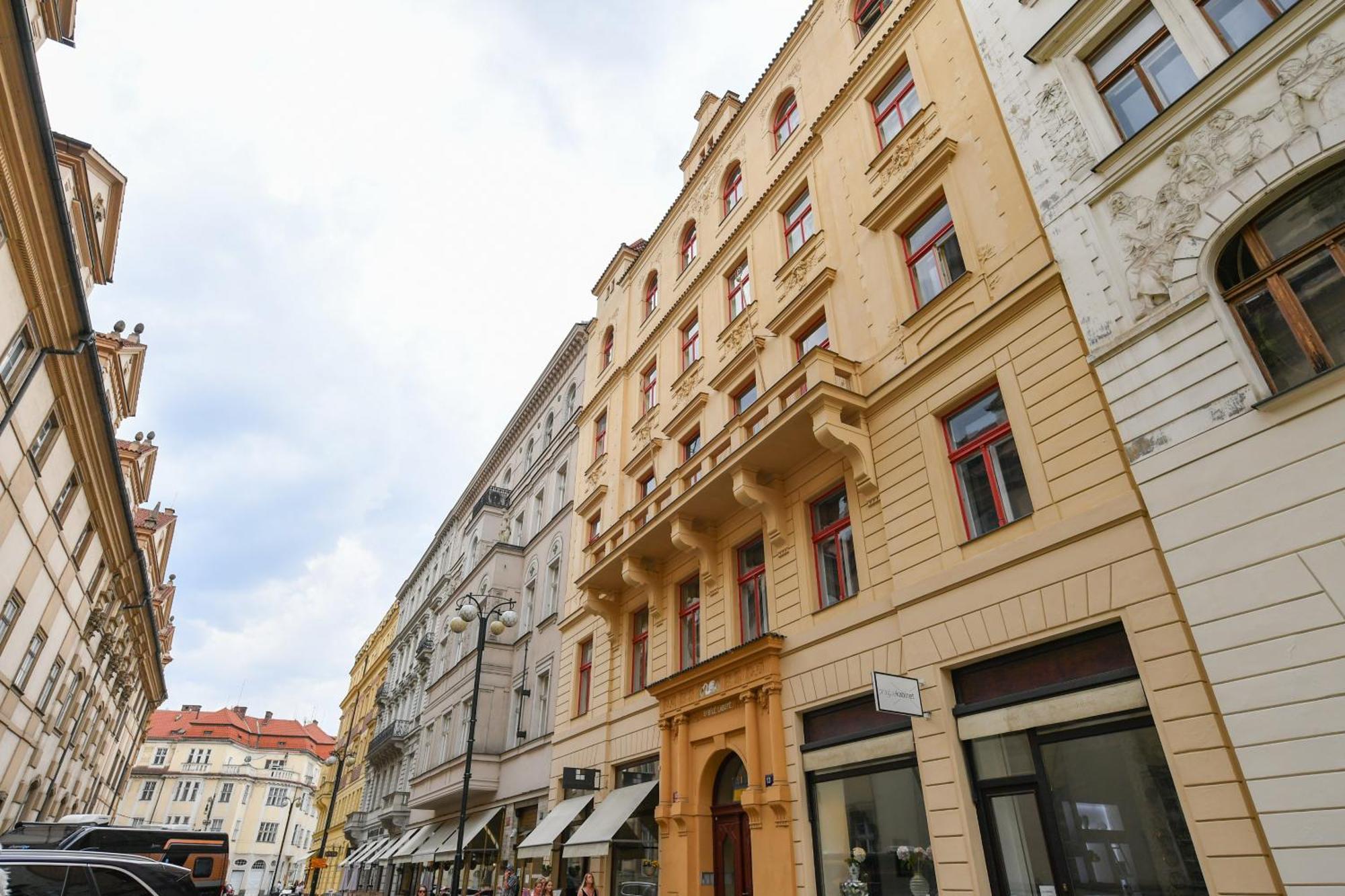 Stunning Charles Bridge Apartment Praga Esterno foto