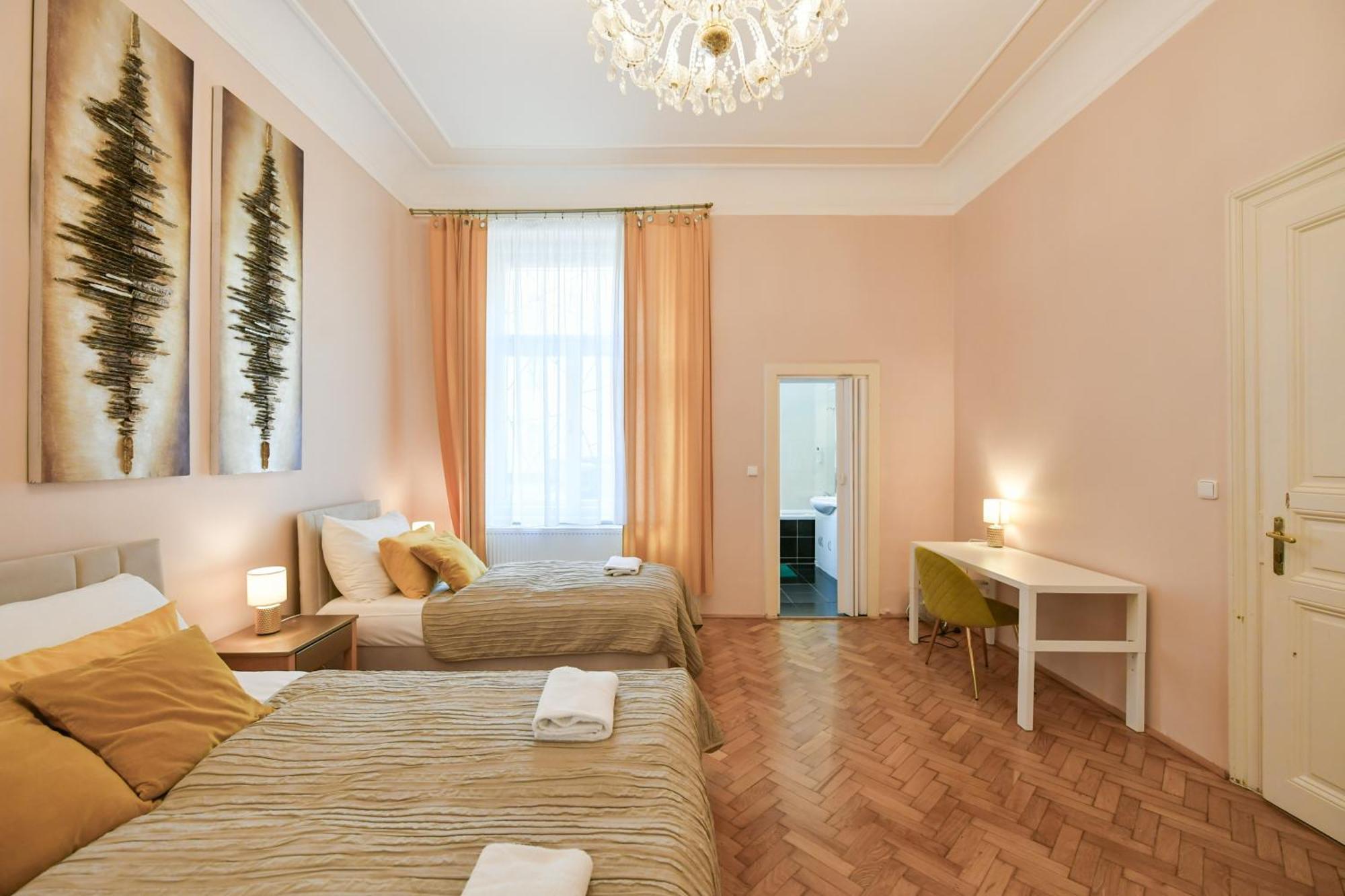 Stunning Charles Bridge Apartment Praga Esterno foto