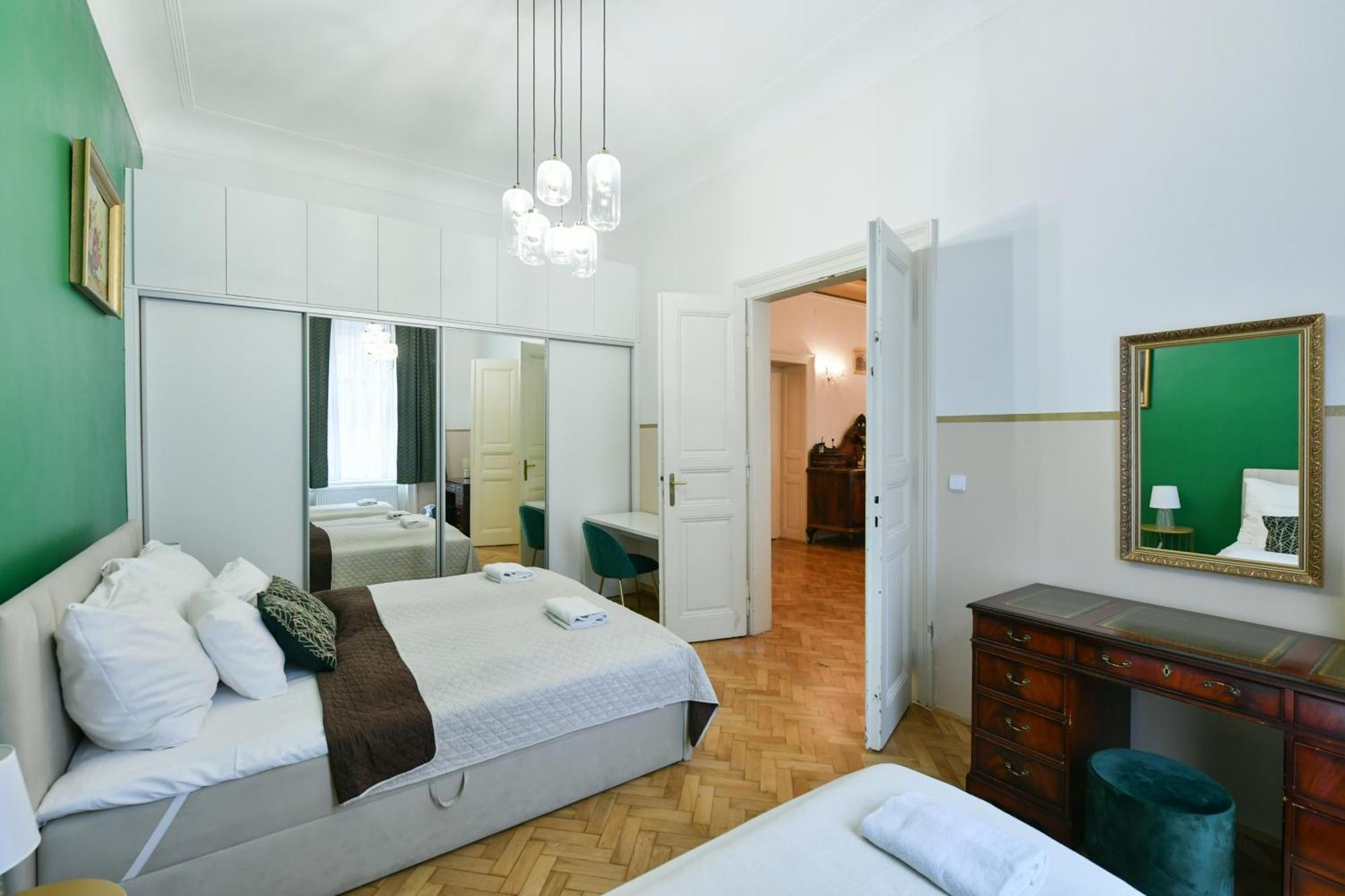 Stunning Charles Bridge Apartment Praga Esterno foto