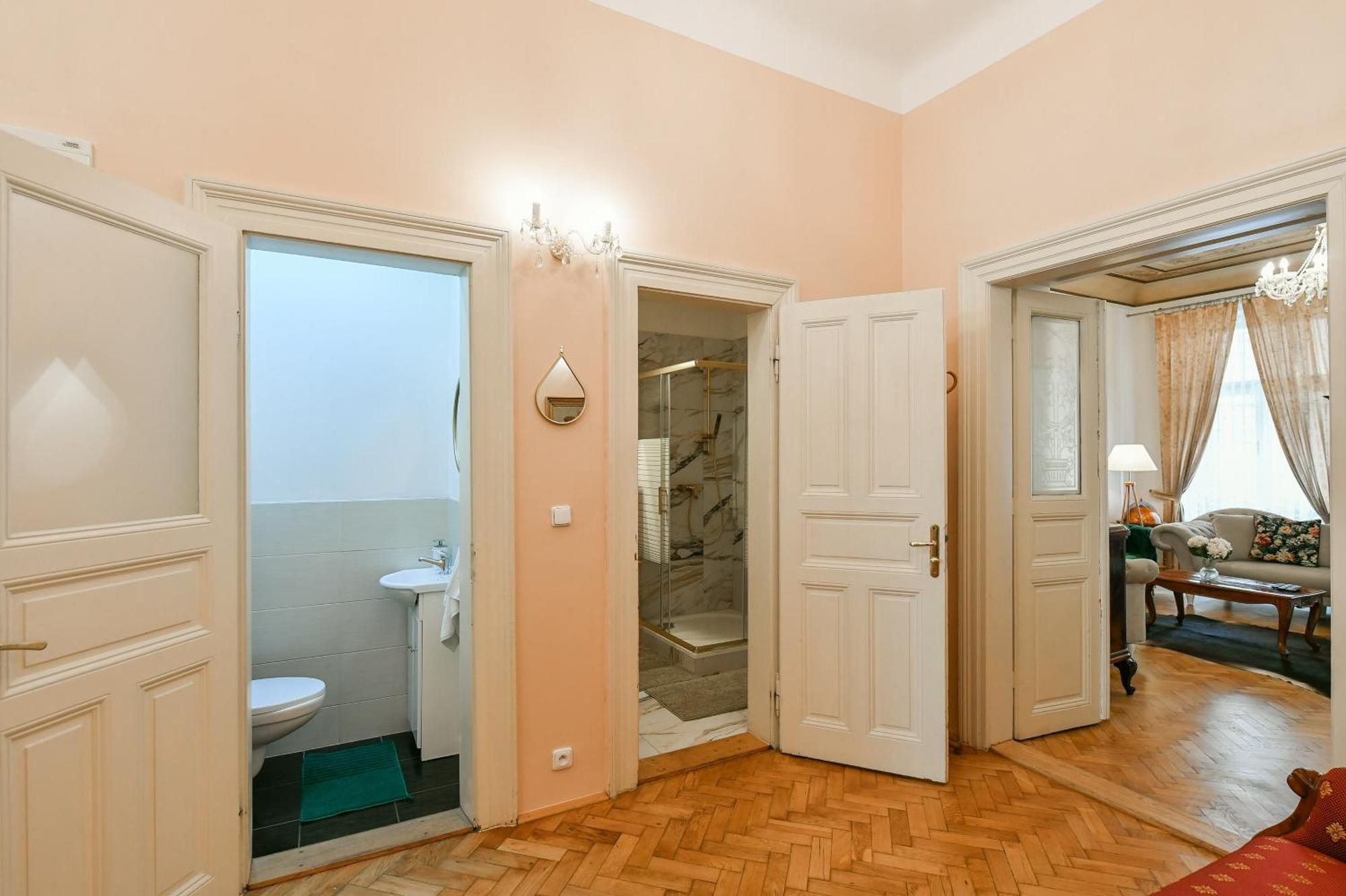 Stunning Charles Bridge Apartment Praga Esterno foto
