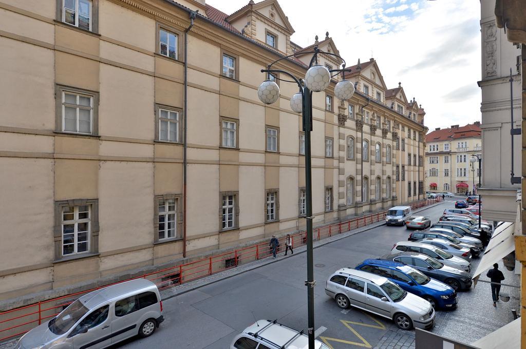 Stunning Charles Bridge Apartment Praga Esterno foto